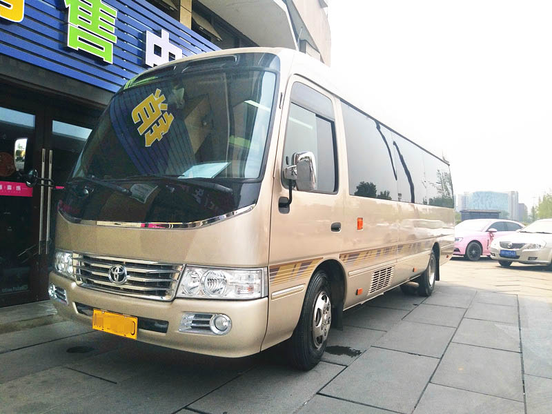 成都租豐田考斯特大概多少錢(qián)一天